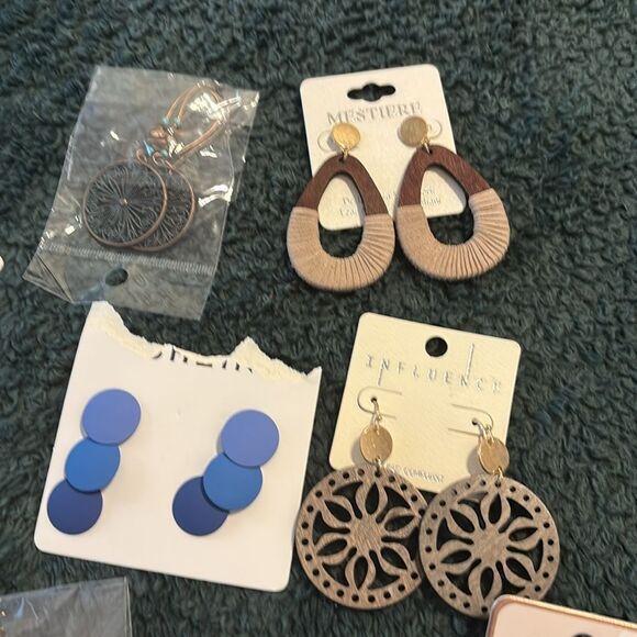 Never worn earring bundle - Picture 5 of 5
